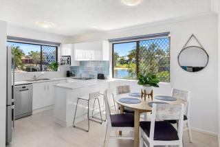 Beautiful Modern Waterfront Apartment on the Canal - Mooloolaba - 3