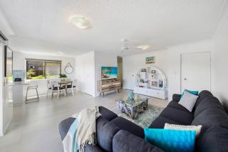 Beautiful Modern Waterfront Apartment on the Canal - Mooloolaba - 2
