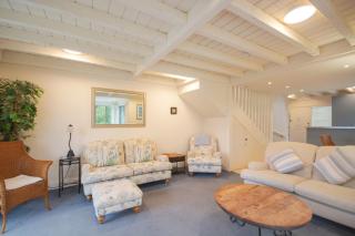 Waterfront Akaroa Retreat with Harbour Views & Balcony - Akaroa - 2