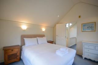 Waterfront Akaroa Retreat with Harbour Views & Balcony - Akaroa - 5