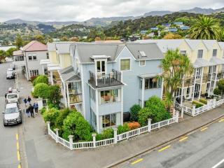 Waterfront Akaroa Retreat with Harbour Views & Balcony - Bruce Waterfront Apartment 31 - 1