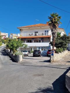 Apartments with parking spaces Okrug Gornji, Ciovo - 23007 - Trogir (Traù) - 0