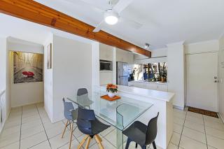 Wonderful Waterfront Apartment with Pool - Mooloolaba - 5