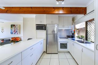 Wonderful Waterfront Apartment with Pool - Mooloolaba - 2
