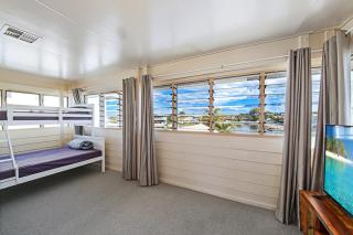Large Waterfront Home With Pool - Mooloolaba - 4