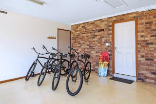 Large Waterfront Home With Pool - Mooloolaba - 3