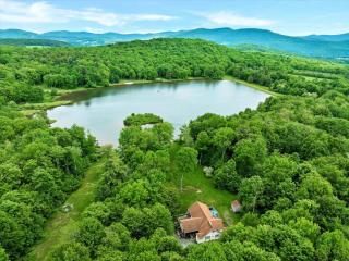 Wooded lakefront chalet with hot tub and game room - 0