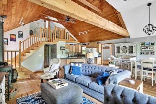 Wooded lakefront chalet with hot tub and game room - 1