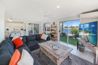 Lovely Waterfront Spacious Home - Mooloolaba - 9