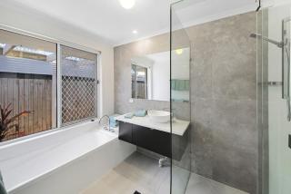 Lovely Waterfront Spacious Home - Mooloolaba - 3