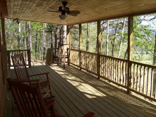 Cabin on the Hill-Romantic 1BR 20-Acre Rural Retreat-HotTub&WiFi near Asheville - Hendersonville - 8