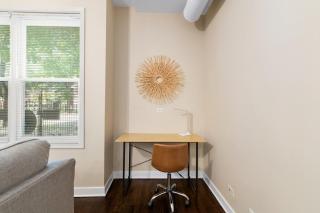 Medical District 2BR with Jacuzzi & Parking - 1