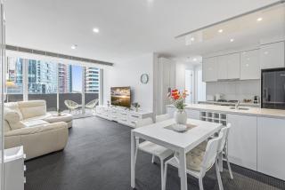 Stylish Southbank Stay with Views, Pool & Gym - Melbourne - 0