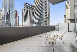 Stylish Southbank Stay with Views, Pool & Gym - Melbourne - 3