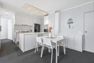 Stylish Southbank Stay with Views, Pool & Gym - Melbourne - 1