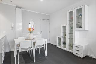 Stylish Southbank Stay with Views, Pool & Gym - Melbourne - 9