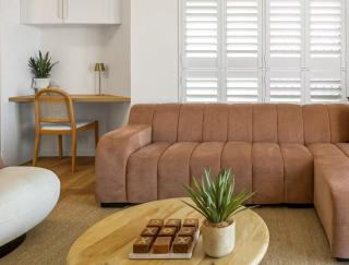 Bright 2-Bed Apartment with Stunning Ocean Views - Caloundra - 5