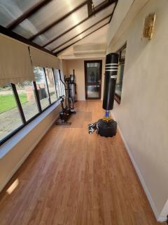 Molineux House 4 bed with 2 ensuite bedrooms, sleeps 7, private gated parking, spacious garden, 5 mins walk from Broadgreen train station, close to M62 - Wavertree - 1