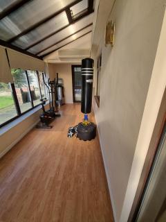 Molineux House 4 bed with 2 ensuite bedrooms, sleeps 7, private gated parking, spacious garden, 5 mins walk from Broadgreen train station, close to M62 - Wavertree - 2