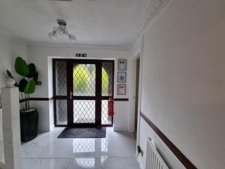 Molineux House 4 bed with 2 ensuite bedrooms, sleeps 7, private gated parking, spacious garden, 5 mins walk from Broadgreen train station, close to M62 - Wavertree - 4