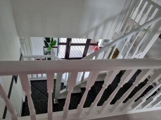 Molineux House 4 bed with 2 ensuite bedrooms, sleeps 7, private gated parking, spacious garden, 5 mins walk from Broadgreen train station, close to M62 - Wavertree - 5
