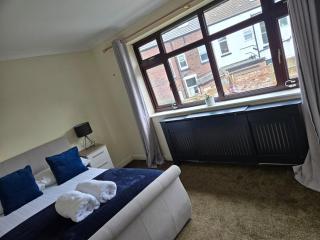 Molineux House 4 bed with 2 ensuite bedrooms, sleeps 7, private gated parking, spacious garden, 5 mins walk from Broadgreen train station, close to M62 - Wavertree - 7