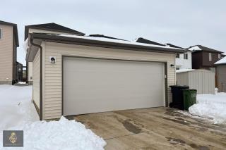 FreshModernWEMGarageKingBed - Edmonton - 5