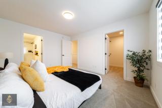 FreshModernWEMGarageKingBed - Edmonton - 3