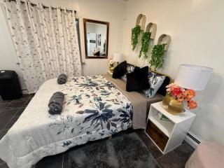 Upscale Designer Room - Massapequa - 8