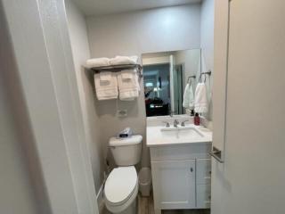 A brand new modern 2 bedroom upstairs apartment - 7