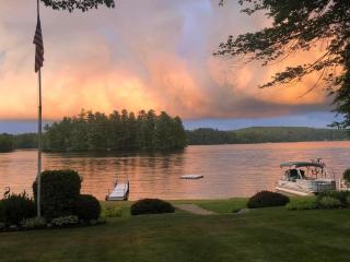 Charming & Cozy Lakefront Home - Private Beach! - Raymond - 0