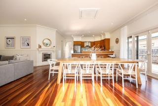 Kia Ora in Rye walk to the beach and shops within minutes - 7