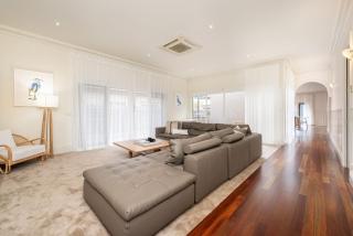 Maori in Rye walk to the beach and shops in minutes - 5