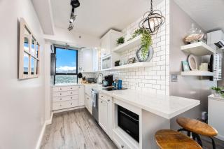 Rare Deluxe Ocean View Gem with Free Parking - 7