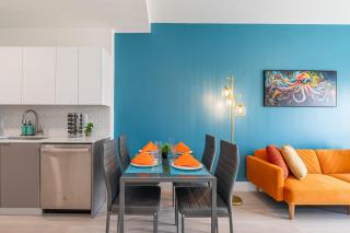 Stylish-King Beds, Free Parking, Near Attractions - Hallandale Beach - 9