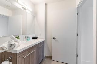 Stylish-King Beds, Free Parking, Near Attractions - Hallandale Beach - 8