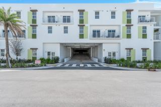 Stylish-King Beds, Free Parking, Near Attractions - Hallandale Beach - 5