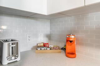 Stylish-King Beds, Free Parking, Near Attractions - Hallandale Beach - 4