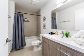 Stylish-King Beds, Free Parking, Near Attractions - Hallandale Beach - 3
