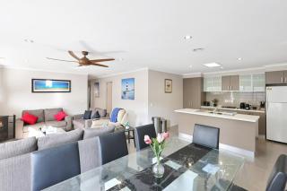 Casa Laut Family friendly short walk to the beach Pets upon agreement Sleeps 6 - Indented Head - 0