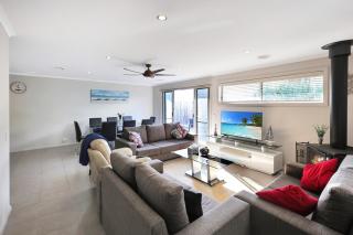 Casa Laut Family friendly short walk to the beach Pets upon agreement Sleeps 6 - Indented Head - 2