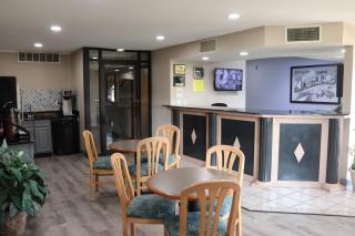 Super 8 by Wyndham Cabot - 8