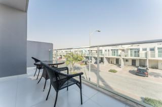Community and Pool View 3BR Townhouse, Minutes from Desert Camp,DAMAC Hills 2 Amargo by Deluxe Holiday Homes - Dubai - 4