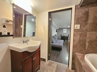 Downtown Queen and King St - Lower Suite - 2