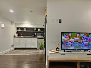 Downtown Queen and King St - Lower Suite - 7