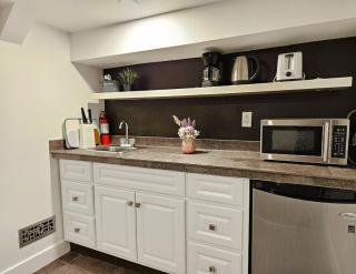 Downtown Queen and King St - Lower Suite - 6