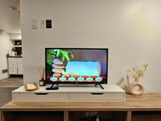 Downtown Queen and King St - Lower Suite - 8