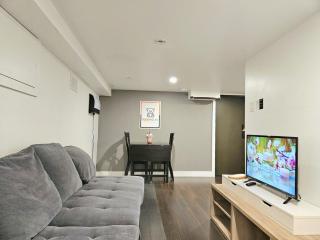 Downtown Queen and King St - Lower Suite - 4