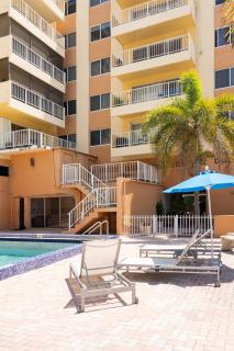 Tiny Tower Treasure - Sleeps 5 & Soaks Sun - Sunny Isles Beach - 5