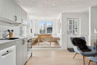 Lovely Bright Holiday Home With Sea View - 4